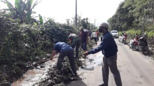 membersihkan-parit-saluran-air